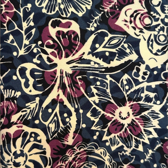 LulaRoe Irma Tunic Size S Leggings Material Butterfly’s Floral Relaxed Fit NWT - Picture 4 of 9